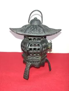 伝統的な金属製燈籠　アンティーク　鉄鋳物製　灯篭 伝統的な金属製燈籠 アンティーク 鉄鋳物製 灯篭