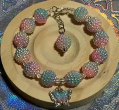 蝶のチャーム付きビーズブレスレット