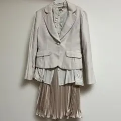 レディーススーツジャケット フリルブラウス　サテン風プリーツスカート３点セット