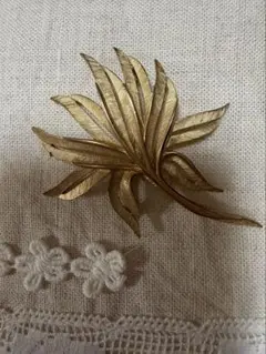 TRIFARI ヴィンテージ　ブローチ　ゴールド