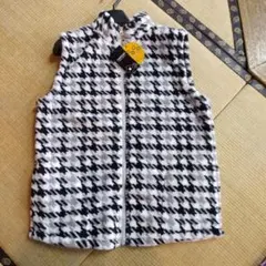白黒の千鳥格子柄フリースベスト