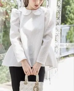 tocco closet luxs スカラ襟フラワーエンボスペプラムプルオーバーのサムネイル