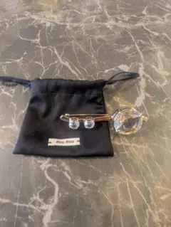 【極美品】miumiu ブローチ クリスタル メタル ロゴ アクセサリー 極美品】miumiu ブローチ クリスタル メタル ロゴ アクセサリー | Mercari