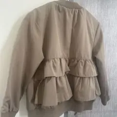 フリル付きベージュジャケット