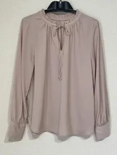 ピンクベージュ 上品ブラウス オフィスカジュアル