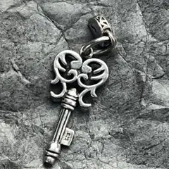 【美品】　ペンダントトップハート型　キー＆キーホール　（鍵&鍵穴）シルバー925
