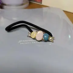 ビーズ装飾の黒いヘアゴム