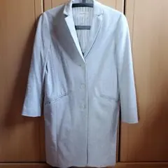 薄いグレーのアウター
