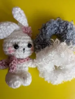 うさぎのあみぐるみ（キーホルダー付き）＆シュシュセット