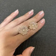 スリーコインズ イヤリング 花 ピンク