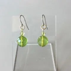 グリーン琥珀ピアス(9ミリ)