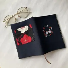 猫　花　手刺繍　文庫本サイズブックカバー　ハンドメイドブックカバー