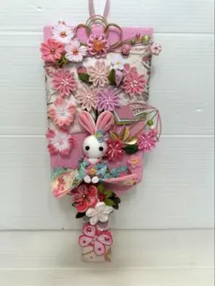 ひな祭り用ピンクの花とウサギの飾り