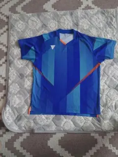 ③VICTAS 卓球ウェア 青 幾何学模様