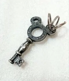 ミッキーマウス鍵型メタルキーホルダー　ディズニー