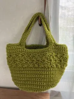 毛糸バック 編み物かごバッグ 明るいグリーン　花模様　丸底