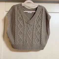 ベージュ ケーブル編み ニット Vネック ベスト