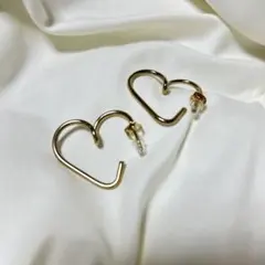 【新品未使用】ゴールド ハート型 ピアス(両耳用)