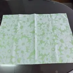 緑色と白の花柄テーブルクロス