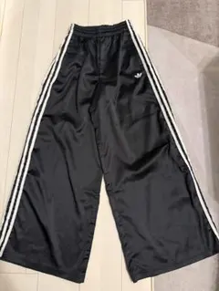 adidas トレフォイル ワイド パンツ ブラック フリル - メルカリ