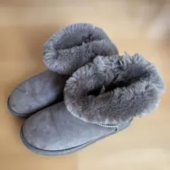 美品　UGG グレー ムートンブーツ　リボン　24 UGG リボンムートンブーツ 本物UGG ブーツ ベイリーボウ パイソン型