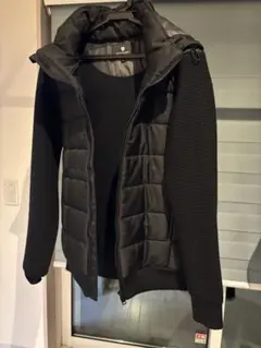 フード付き黒パディングジャケット