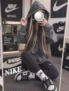 NIKE 汚れあるのでお安くしてます！激かわフードロゴパーカー