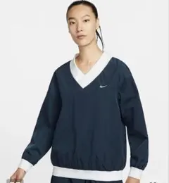 NIKE Vネック ナイロントップス