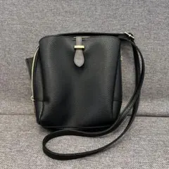 ブラックレザーショルダーバッグのサムネイル
