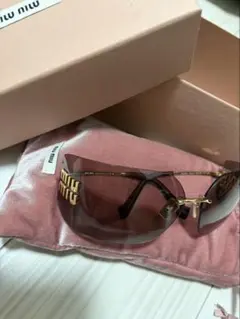 miu miu サングラス ゴールドロゴのサムネイル