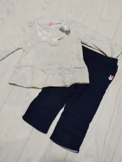 グレーの長袖カットソーとネイビーのパンツセット