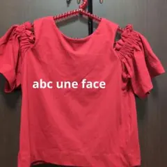 赤いフリル袖トップスのサムネイル