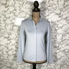 KUMIKYOKU　組曲　（2）　Ｖネックブラウス　サックス　きれいめカジュアル