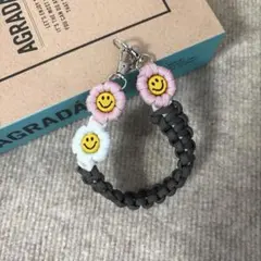 パラコード　ハンドスマホストラップ　☺︎ニコちゃん☺︎ お花　ハンドメイド