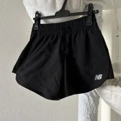 New Balance ブラック ショートパンツ