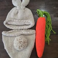 ウサギ耳ニット帽とパンツ、ニンジン付き