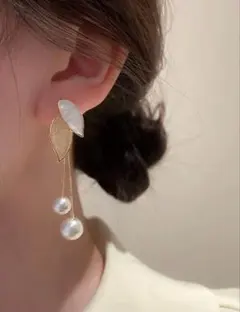 イエローゴールド 葉とパールのダングルピアス