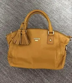 キャメル色タッセル付きハンドバッグ