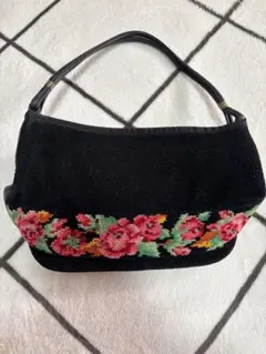 花柄刺繍の黒いハンドバッグ 叔母から譲り受けたものです。
