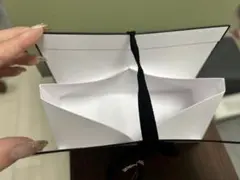 CHANEL ペーパーバッグ 赤い花のチャーム付き