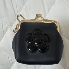 黒の花モチーフがま口ポーチ
