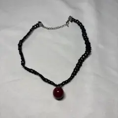 黒いビーズと赤いビーズのチョーカー