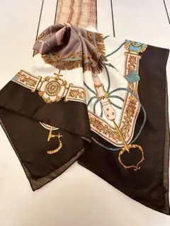 3329装飾的な金色モチーフの大判スカーフ