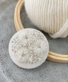 雪の結晶 刺繍ブローチ　ハンドメイド　くるみボタン