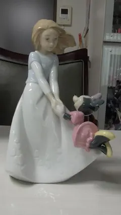 リヤドロ人形　うさぎと仲良し　(元箱付き)　製造終了品　メモパッド付き リヤドロ人形 うさぎと仲良し (元箱付き) 製造終了品 メモパッド付き