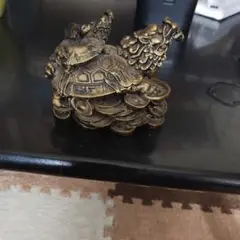 金色の亀と獅子の置物