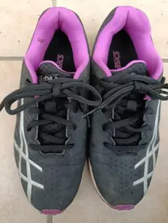 ASICS LAZERBEAM キッズスニーカー ブラック/ピンク22cm