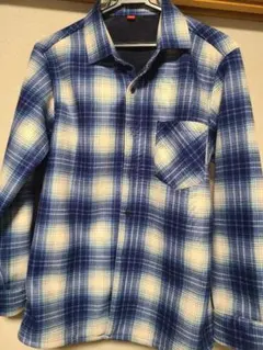 青と白のチェック柄長袖シャツ