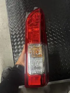【新車外し・美品】トヨタ・ハイエース純正テールランプ・左側　№５５１ 新車外し・美品】トヨタ・ハイエース純正テールランプ・左側 №551
