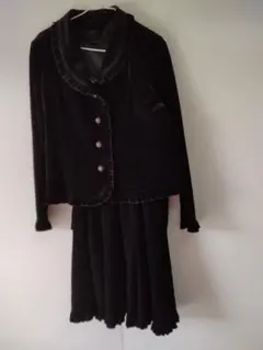 黒 ベルベット スカートスーツ フリル付き